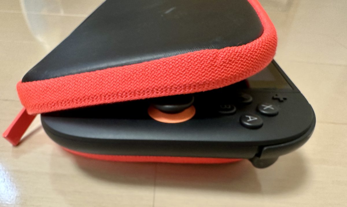 初代Switch用ケースにSwitch2を入れると蓋が閉まらない様子